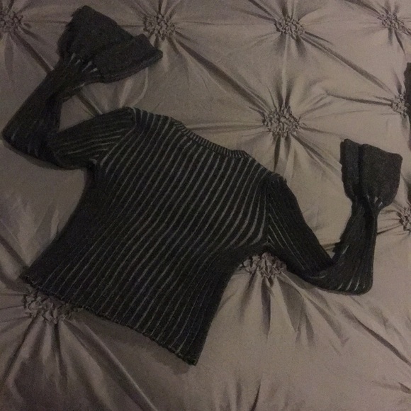 Forever 21 Sweaters - 🍾 HOST PICK 🍾 🎱 Black Trumpet-Sleeved Sweater 🎱